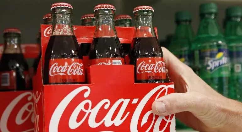 coca-cola-logo-botellas-reuters